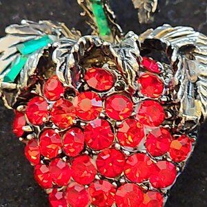 Vtg Pell Strawberry Fruit Shape Red and Green Rhinestone Metal Brooch/Pin